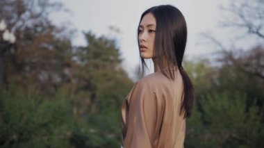 Açık havada geleneksel Japon kimono içinde Asyalı kadın