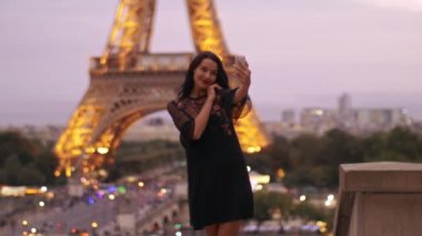 Eiffel Tower selfie cep telefonu ile alarak güzel genç kız.