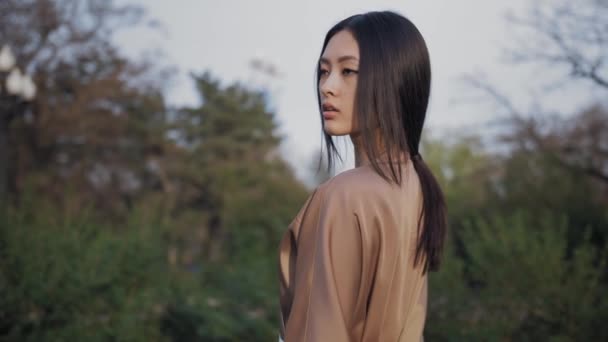 Ázsiai nő a hagyományos japán kimonó szabadban — Stock videók
