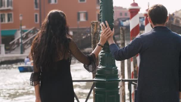 Casal romântico em Veneza, itália — Vídeo de Stock