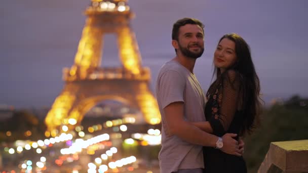 Franciaország, Párizs - 2017. október 2.: Romantikus pár a szerelem a párizsi Eiffel-torony, éjszaka. — Stock videók