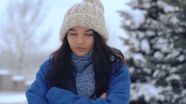 Irritado sério inverno mulher retrato — Vídeo de Stock