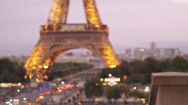 Eiffel Tower selfie cep telefonu ile alarak güzel genç kız.