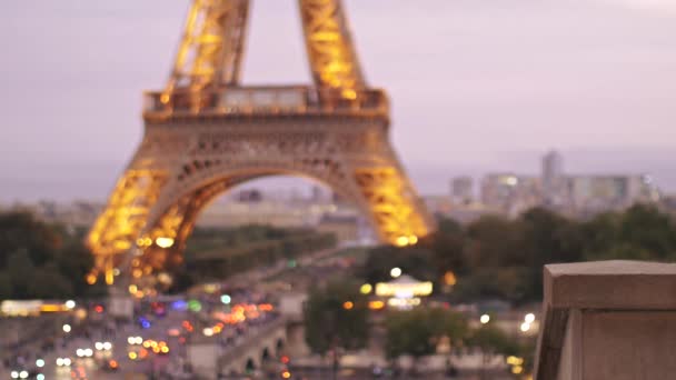 Schönes junges Mädchen macht Selfie mit ihrem Handy in der Nähe des Eiffelturms. — Stockvideo