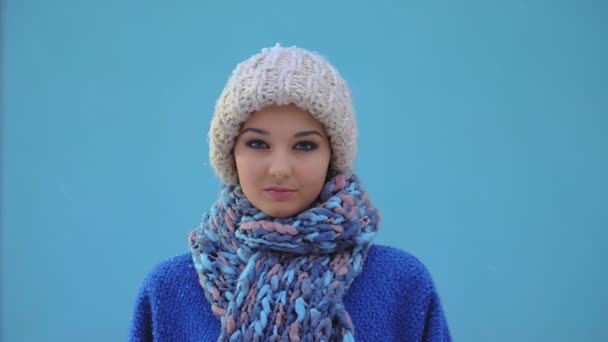 Mujer de invierno retrato al aire libre. Nieve cayendo en cámara súper lenta 180fps HD material de archivo . — Vídeo de stock