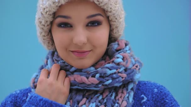 Happy winter woman in warm clothes outdoors. Snow falling in super slow motion 180fps HD footage. — Stock Video