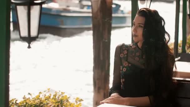 Viajar mujer turística en la cafetería contra hermosa vista en chanal veneciano en Venecia, Italia . — Vídeos de Stock