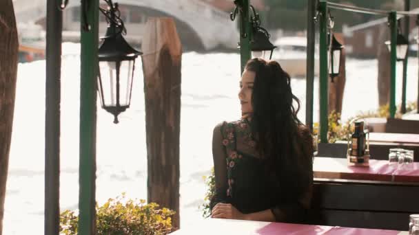 Travel tourist woman in cafe against beautiful view on venetian chanal in Venice, Italy. — Stock Video