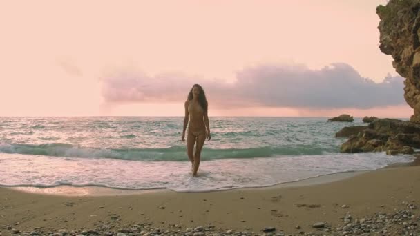 Krásná mladá žena na pláži. — Stock video