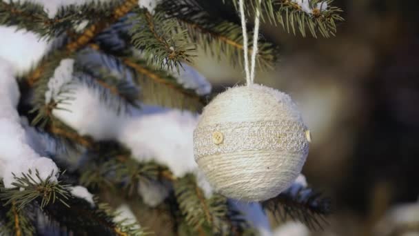 Hermoso árbol de Navidad con juguete hecho a mano en un parque — Vídeos de Stock
