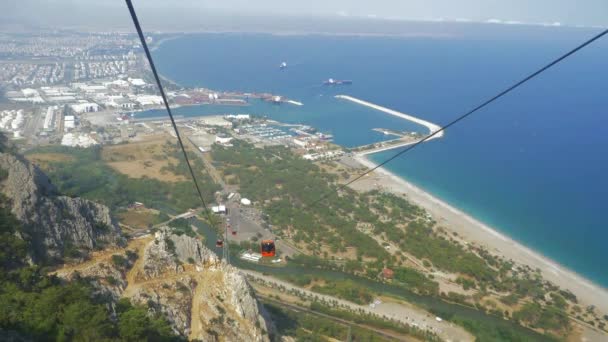 Standseilbahn fährt auf den Gipfel des Berges, Truthahn, Kemer — Stockvideo