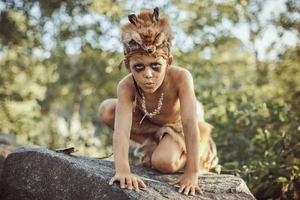 Homem tribal pré-histórico ao ar livre — Fotografia de Stock