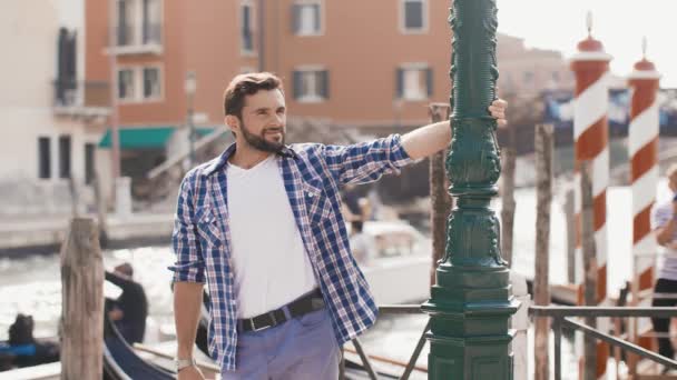 Knappe Man toeristenverkeer in Venetië, Italië. — Stockvideo