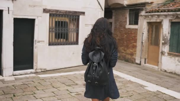 Attractive girl walks through the narrow streets of Venice — Stock Video