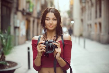 Güzel turist kadın dijital fotoğraf makinesi açık şehir sokak
