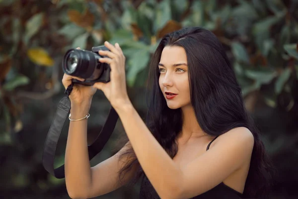 Όμορφη μελαχρινή γυναίκα λήψη μια εξωτερική εικόνα από ψηφιακή φωτογραφική μηχανή — Φωτογραφία Αρχείου