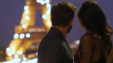 Fransa, Paris - 2 Ekim 2017: Paris'te gece Eyfel Kulesi, Romantik Çift.