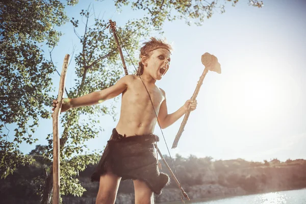 武器を持つ穴居人、男らしい少年 — ストック写真