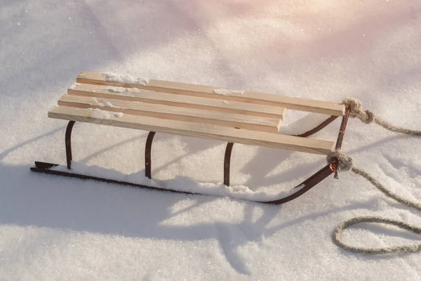 Släde i snö, sportlov. — Stockfoto