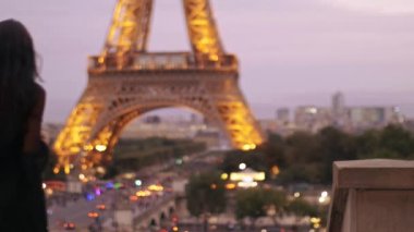 Eiffel Tower Eyfel Kulesi cep telefonu ile fotoğraf çekici güzel genç kız.