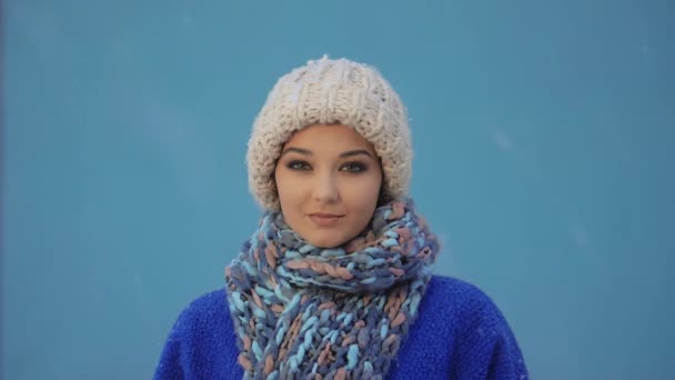 Mujer de invierno retrato al aire libre. Nieve cayendo en cámara súper lenta 180fps HD material de archivo . — Vídeos de Stock