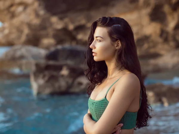 Ritratto di bella giovane donna sulla spiaggia selvaggia . — Foto Stock