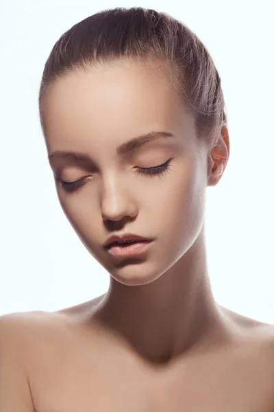 Retrato frontal de hermoso rostro con hermosos ojos cerrados - aislado en blanco —  Fotos de Stock