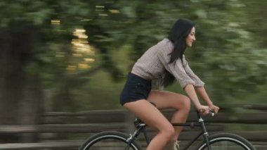 Genç kadın bir bisiklet açık sürme