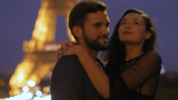 Franciaország, Párizs - 2017. október 2.: Romantikus pár a szerelem a párizsi Eiffel-torony, éjszaka. — Stock videók