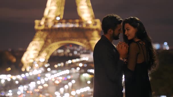 FRANCIA, PARIGI - 2 OTTOBRE 2017: Coppia romantica innamorata a Parigi alla Torre Eiffel di notte . — Video Stock