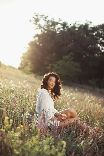 Femme heureuse libre jouissant de la nature. Beauty Girl Outdoor. Concept de liberté. — Photo