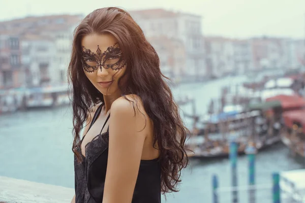Mujer con máscara de carnaval en Venecia — Foto de Stock