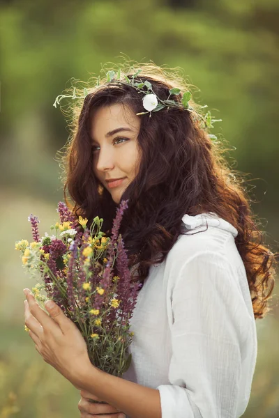 Natural beauty girl with bouquet of flowers outdoor in freedom enjoyment concept. Portrait photo — Stock Photo, Image