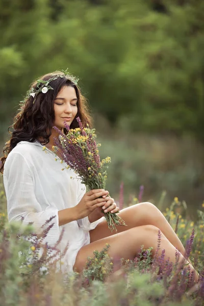 Naturlig skönhet flicka med blombukett utomhus i frihet njutning koncept. — Stockfoto