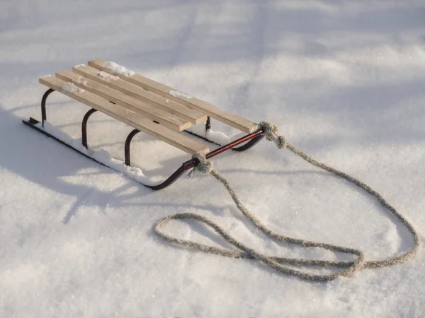 Släde i snö, sportlov. — Stockfoto