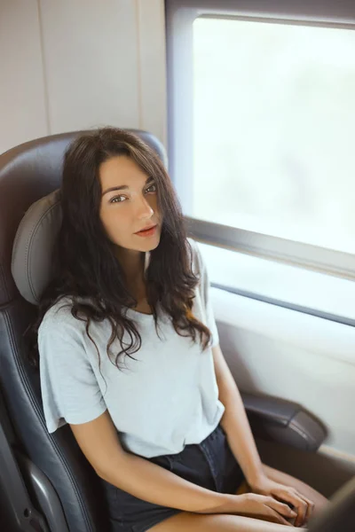 Jonge toeristische vrouw reizen zit in de trein. — Stockfoto