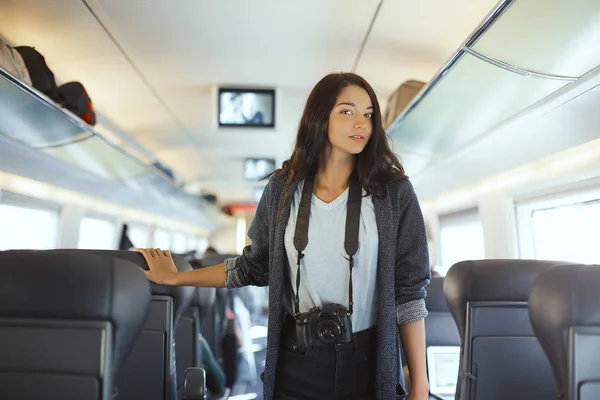 Концепция путешествия. Туристическая женщина с камерой dslr в поезде . — стоковое фото