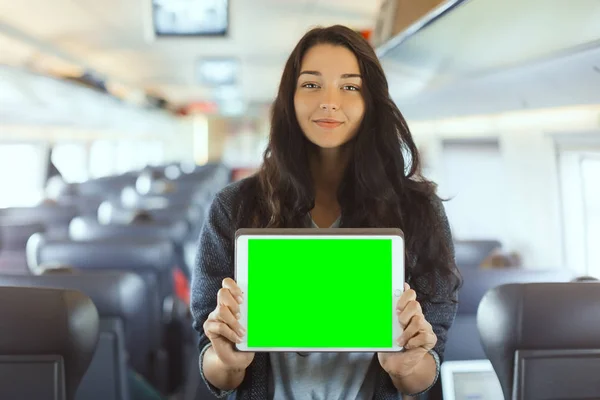 Νεαρή γυναίκα κρατώντας υπολογιστή tablet, ενώ ταξιδεύουν με το τρένο — Φωτογραφία Αρχείου
