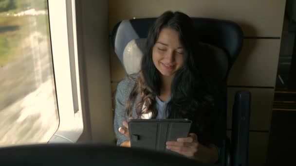 Mladá žena pomocí její tabletový počítač při cestování vlakem. Koncepce aplikace cestování — Stock video