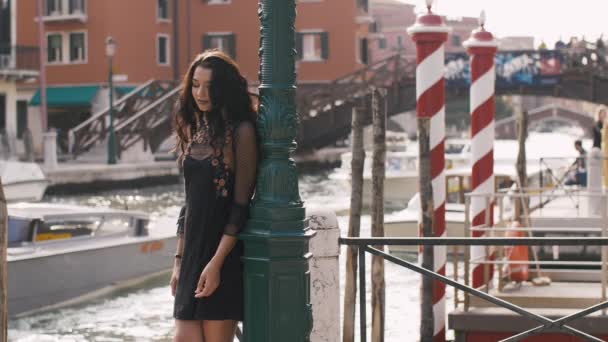 Pareja romántica en venice, italia — Vídeo de stock