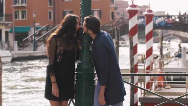 Любовь - романтическая пара в Венеции, Италия — стоковое видео