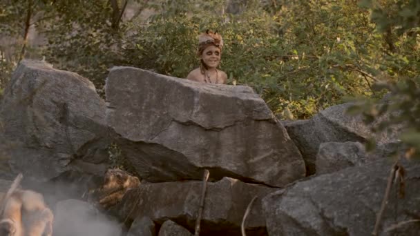 Cavernícola, chico varonil cazando al aire libre. Retrato de guerrero antiguo . — Vídeo de stock