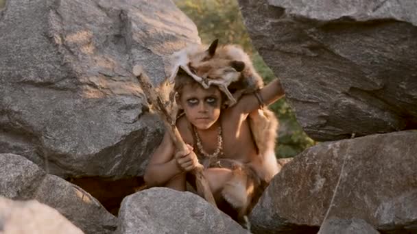 Grottman Manly Pojke Jakt Utomhus Förhistoriska Tribal Pojke Utomhus Naturen — Stockvideo