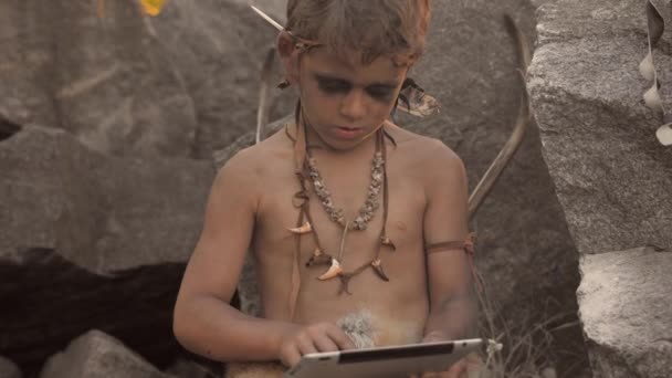 Höhlenmensch, männlicher Junge, der mit Tablet-PC macht — Stockvideo