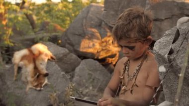 Mağara adamı, erkekçe çocuk Tablet Pc kullanarak oluşturma