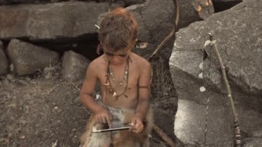 Mağara adamı, erkekçe çocuk Tablet Pc kullanarak oluşturma