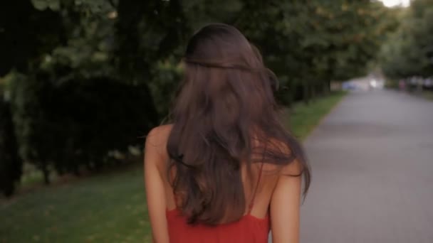 Retrato de mujer de moda en vestido rojo. Caminante — Vídeos de Stock