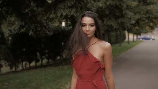 Portret van de mode vrouw in rode jurk. Wandelen meisje — Stockvideo