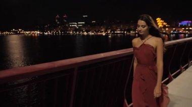 Gece şehirde güzel turist kadın