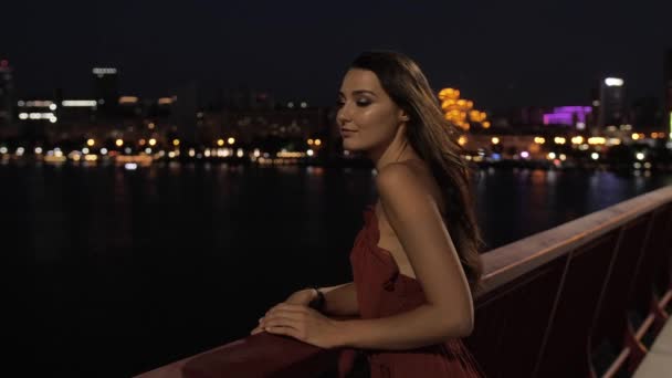 Mooie toeristische vrouw in nacht stad — Stockvideo